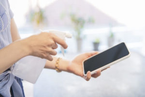 スマートフォンを除菌するイメージ
