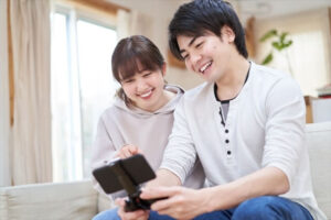 BIGLOBEモバイルでエンタメフリー動画を見ているイメージ