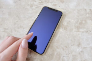 ガラスコーティング済みのスマホを操作するイメージ