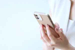 スマホの買取査定価格を調べているイメージ