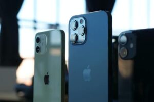スマホの買い替えで比較しているイメージ