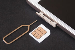 simカードを抜き取る