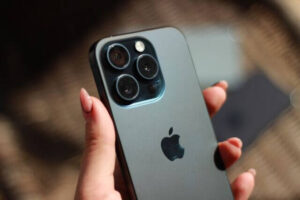 iphone15を買取に出そうか考えているイメージ