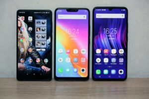 スマホ買い替えのために比較しているイメージ