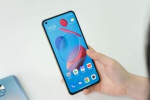 スマホを廃棄しようと考えているイメージ